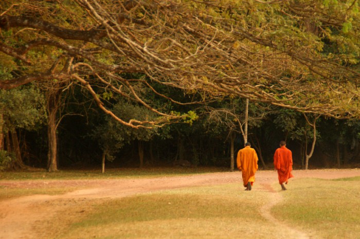 Bonzes au coucher du soleil, Angkor 