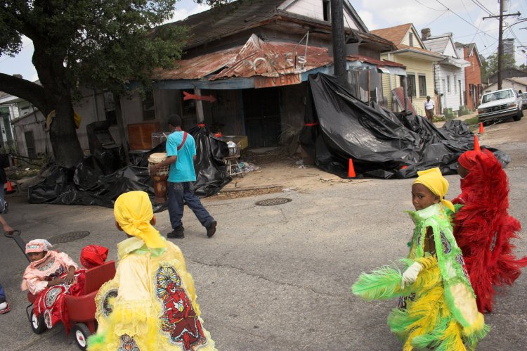Des jeunes costumés paradent à la suite des "indians" dans une scène de "Trreme"